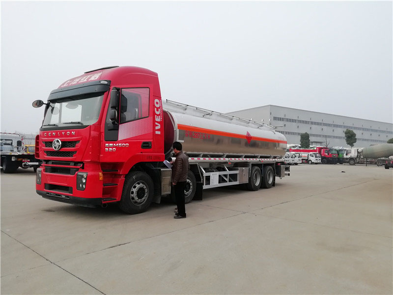 上汽紅巖29.7方前四后八鋁合金運油車，20噸運油車